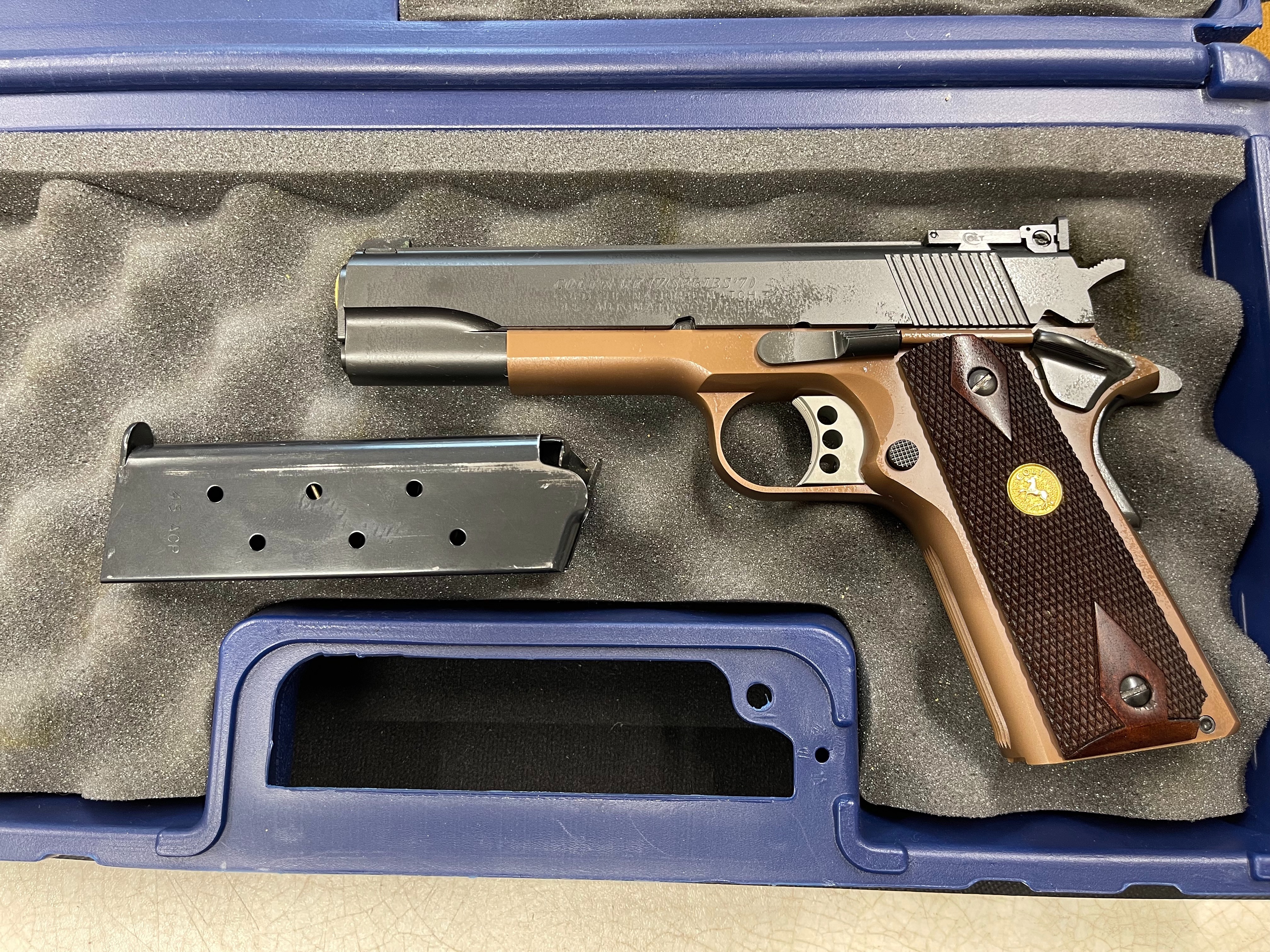 Úprava pistole Colt Gold Cup - bronzový Titan Nitrid a černé DLC