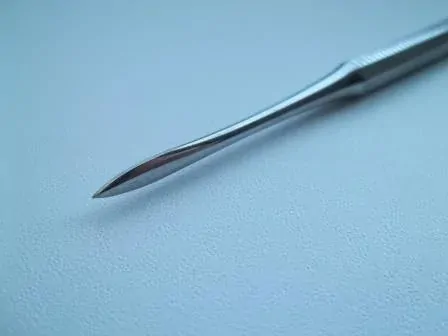 Oboustranná čistící pomůcka na zbraně